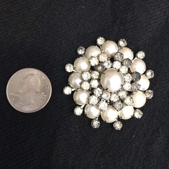 Vintage Faux Pearl and Crystal Brooch. - Picture 2 of 3